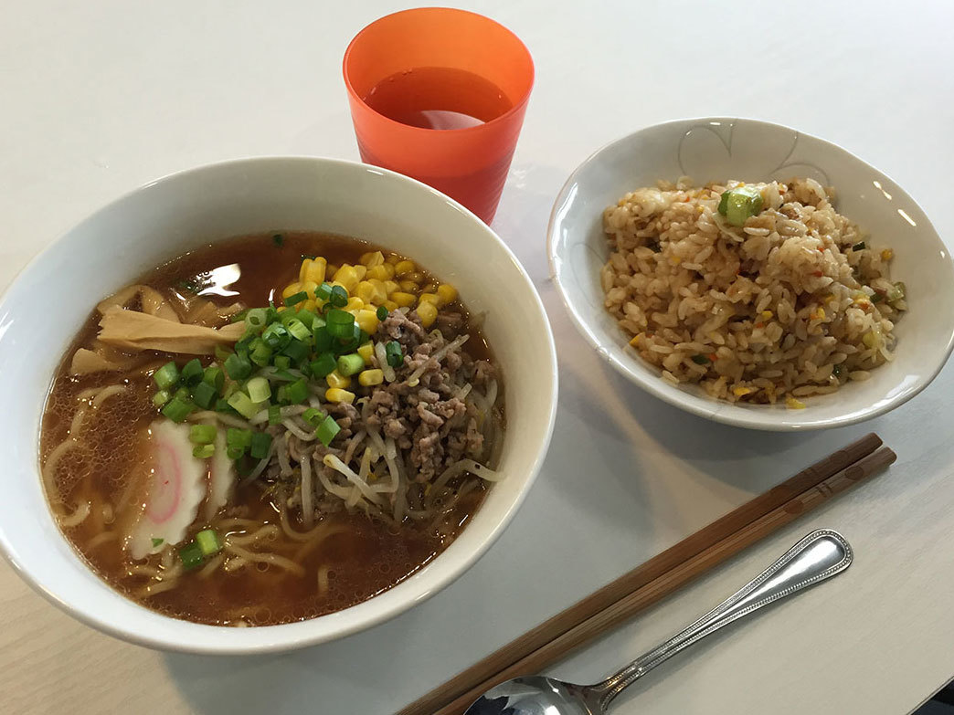 昼 味噌ラーメンとチャーハン 今日の献立