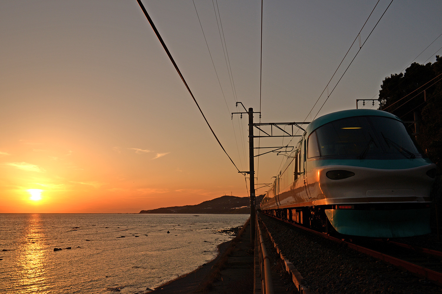 夕焼けに染まる電車_b0356221_18582912.jpg