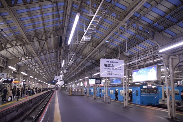 天王寺駅 阪和線ホーム : ブルーアワーの街の情景