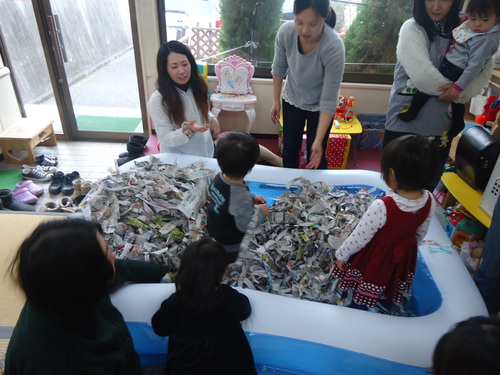 新聞プールでお宝探し うみっこ丸 しずちゃん家 おひさま 備前 子育てひろばのｈａｐｐｙな毎日