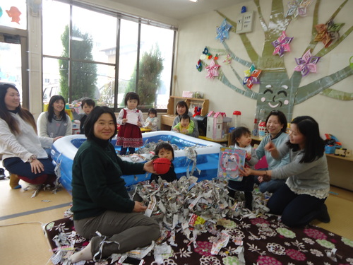 新聞プールでお宝探し うみっこ丸 しずちゃん家 おひさま 備前 子育てひろばのｈａｐｐｙな毎日