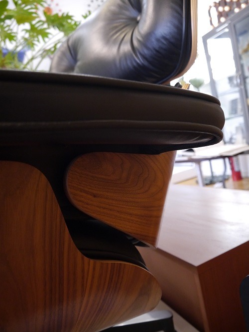 イームズチェアの集大成ともいえる最高に贅沢なパーソナルチェア\"EAMES LAUNGE CHAIR & OTTOMAN\"。_b0125570_10193071.jpg
