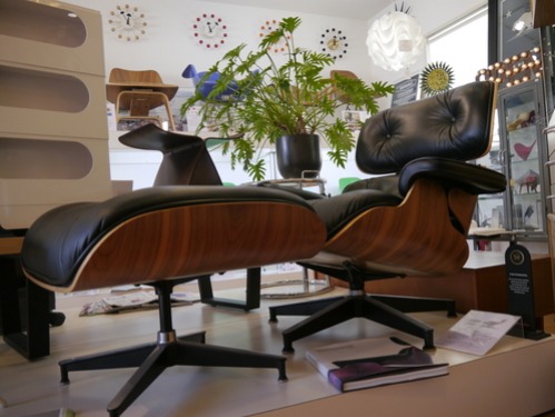 イームズチェアの集大成ともいえる最高に贅沢なパーソナルチェア\"EAMES LAUNGE CHAIR & OTTOMAN\"。_b0125570_10215113.jpg