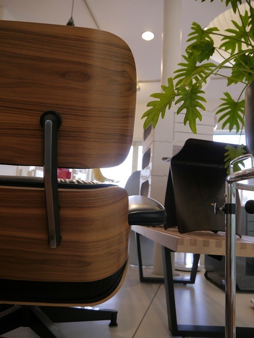 イームズチェアの集大成ともいえる最高に贅沢なパーソナルチェア\"EAMES LAUNGE CHAIR & OTTOMAN\"。_b0125570_1024255.jpg