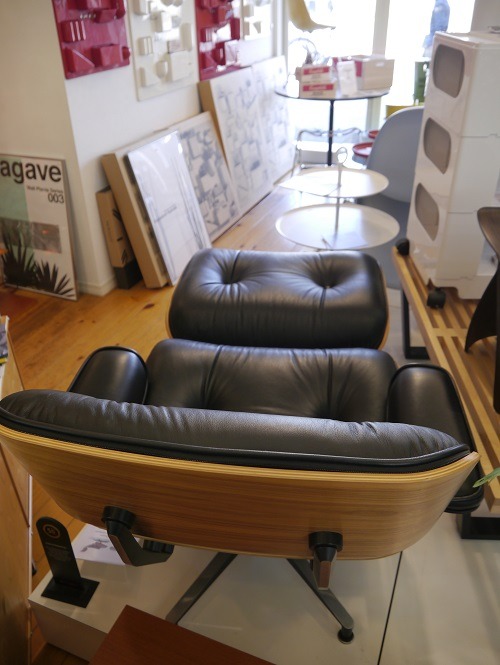 イームズチェアの集大成ともいえる最高に贅沢なパーソナルチェア\"EAMES LAUNGE CHAIR & OTTOMAN\"。_b0125570_10261250.jpg
