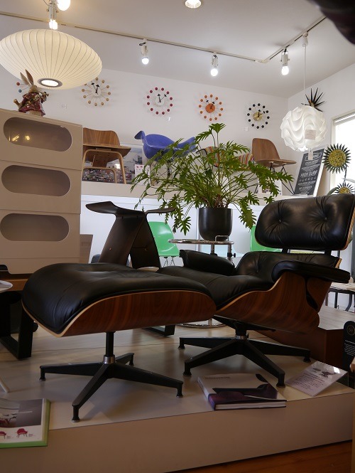 イームズチェアの集大成ともいえる最高に贅沢なパーソナルチェア\"EAMES LAUNGE CHAIR & OTTOMAN\"。_b0125570_1028444.jpg