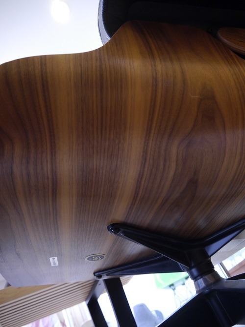 イームズチェアの集大成ともいえる最高に贅沢なパーソナルチェア\"EAMES LAUNGE CHAIR & OTTOMAN\"。_b0125570_10284887.jpg
