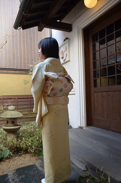 優しい地色の小紋でお茶会へ_d0230676_14322999.jpg