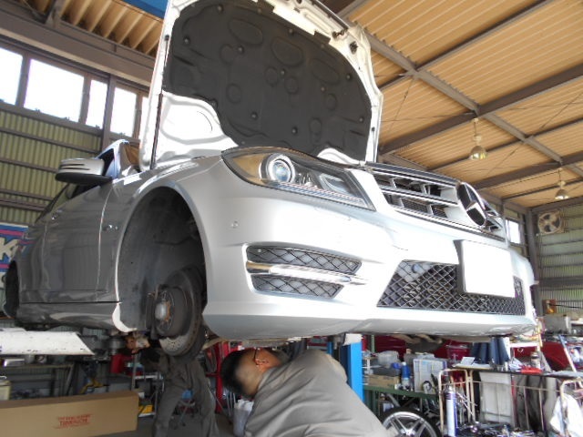 アベンシス車検整備・ベンツC200 12ヶ月点検中(*゚∀)ノ_c0213517_14210409.jpg