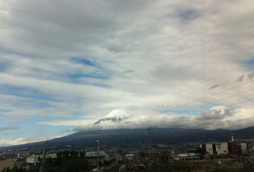 今日の富士山。ちょっと雲がかかっている。_a0004752_1445352.jpg