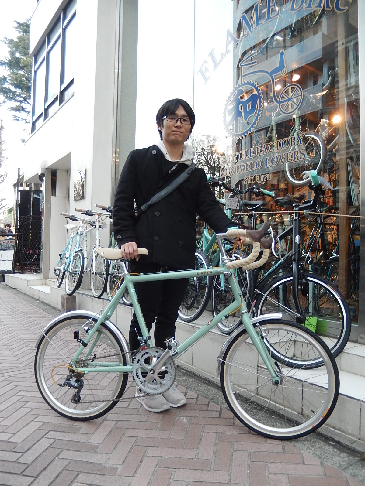 3月26日 渋谷 原宿 の自転車屋 FLAME bike前です_e0188759_1846257.jpg