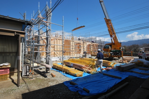 甲州市「三日市場の家」建方初日「山梨の木の家」　望月建業スタッフのブログ_a0179560_15234576.jpg