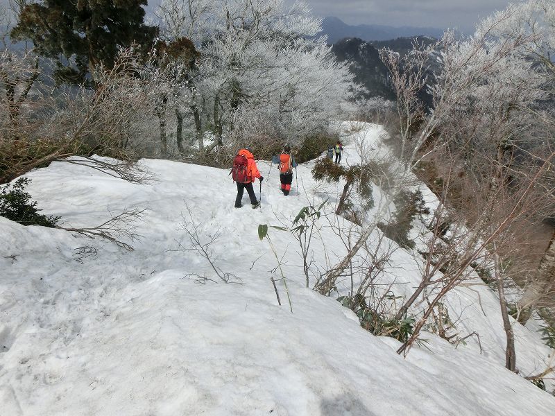 まだまだ雪が多い　氷ノ山と　扇ノ山_b0124306_18134504.jpg