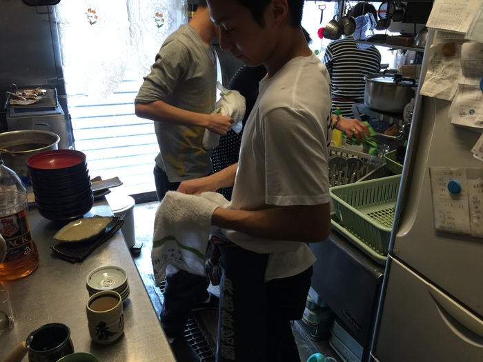 春休みでも息子達は手伝わなければならないのは商売屋に生まれた宿命なのです。。。_c0110051_23432378.jpg