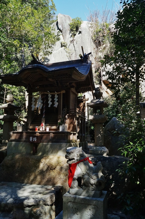越木岩神社の甑岩と椿_b0063958_20203366.jpg