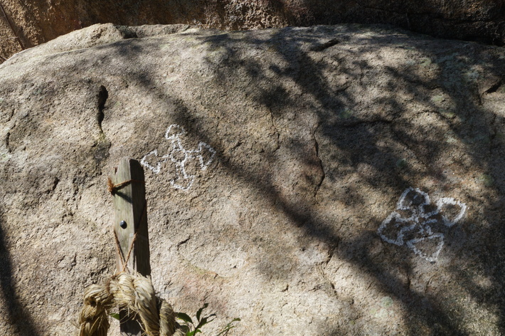 越木岩神社の甑岩と椿_b0063958_20221418.jpg