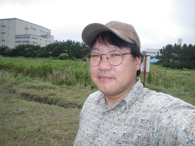 11 7 31 久々のマテ貝に対面して 千葉県船橋の三番瀬公園 おれの若いときはなあ