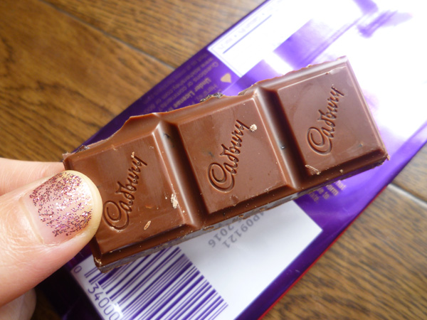 Cadbury DAIRY MILK ROAST & ALMONDとFRUIT & NUT_c0152767_2228536.jpg