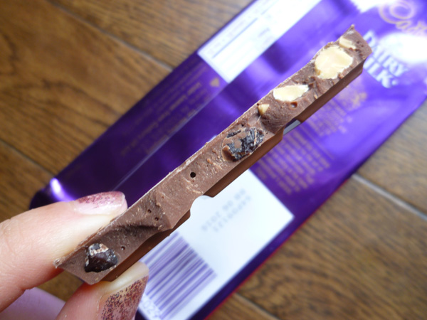 Cadbury DAIRY MILK ROAST & ALMONDとFRUIT & NUT_c0152767_22285696.jpg