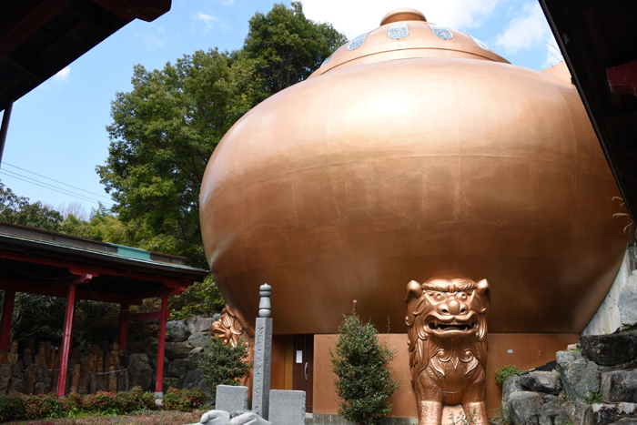 謎の金色宇宙船?!松山の珍スポット!石手寺(洞窟&マントラ塔)_e0171573_20281486.jpg