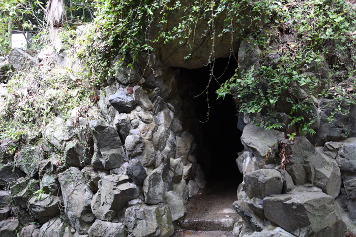 謎の金色宇宙船?!松山の珍スポット!石手寺(洞窟&マントラ塔)_e0171573_20285265.jpg