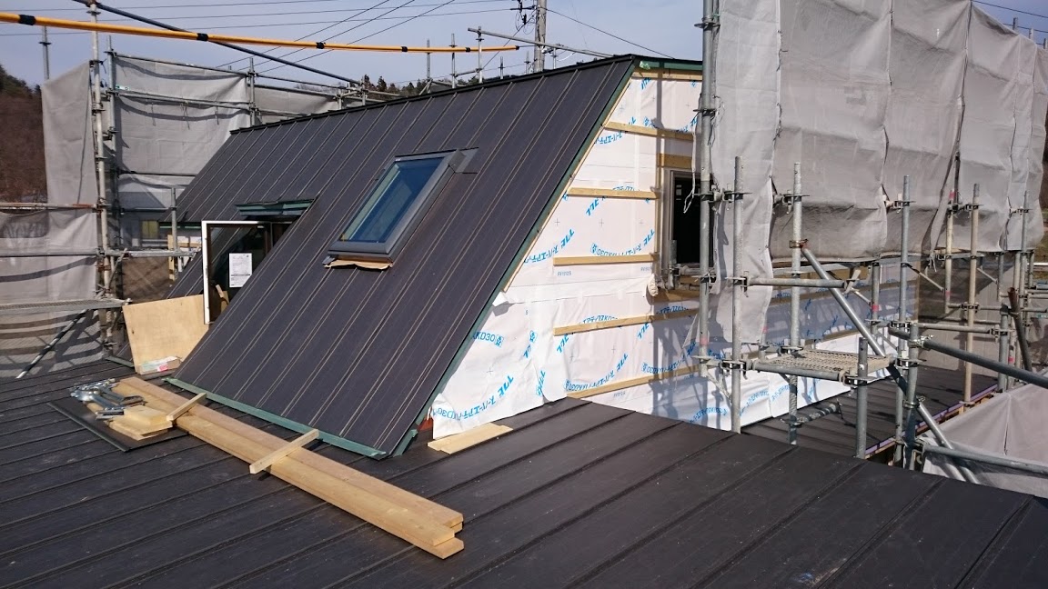『船引半島の家』屋根が葺きあがりました。_e0197748_9385416.jpg