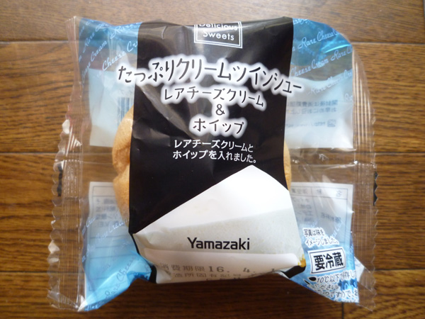 Delicious Sweets たっぷりクリームツインシュー レアチーズクリーム&ホイップ@ヤマザキ_c0152767_20525526.jpg