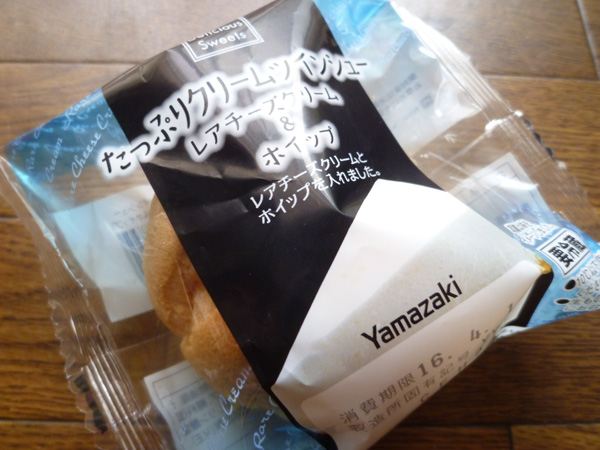 Delicious Sweets たっぷりクリームツインシュー レアチーズクリーム&ホイップ@ヤマザキ_c0152767_20535245.jpg