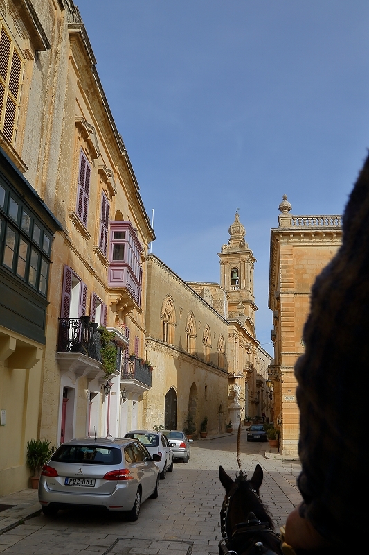 マルタ島の中央部にあるイムディーナの町は、アラビア語で「城壁の町」ですが、今は時が止まった町みたいで「静寂の町」と言われます。_b0291402_13545443.jpg