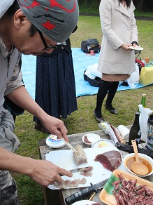 世界の伝統料理と特殊食材を食べる会の花見でシュールストレミング、エゾ鹿、蜂の子、狗肉などなど_c0030645_17434999.jpg