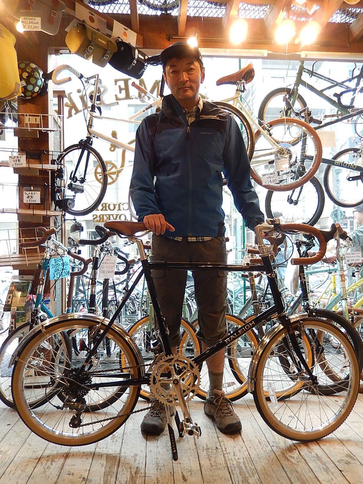 4月3日 渋谷 原宿 の自転車屋 FLAME bike前です_e0188759_1833522.jpg