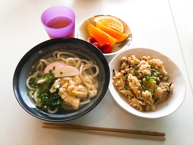 昼 きつねうどん 炊き込みご飯 フルーツ イチゴ オレンジ 今日の献立