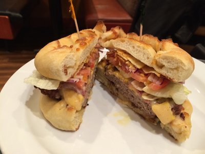 P.E.I. Burger Love 　ピザ屋さんのバーガー_c0353373_02252571.jpg