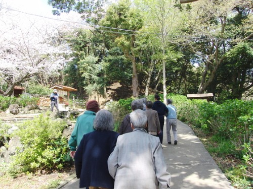 外出レク ~ 2016 お花見レク風景② ~_e0222340_18121938.jpg