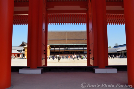 京を歩く～春の京都御所一般公開、王宮の雅_b0155692_2143199.jpg