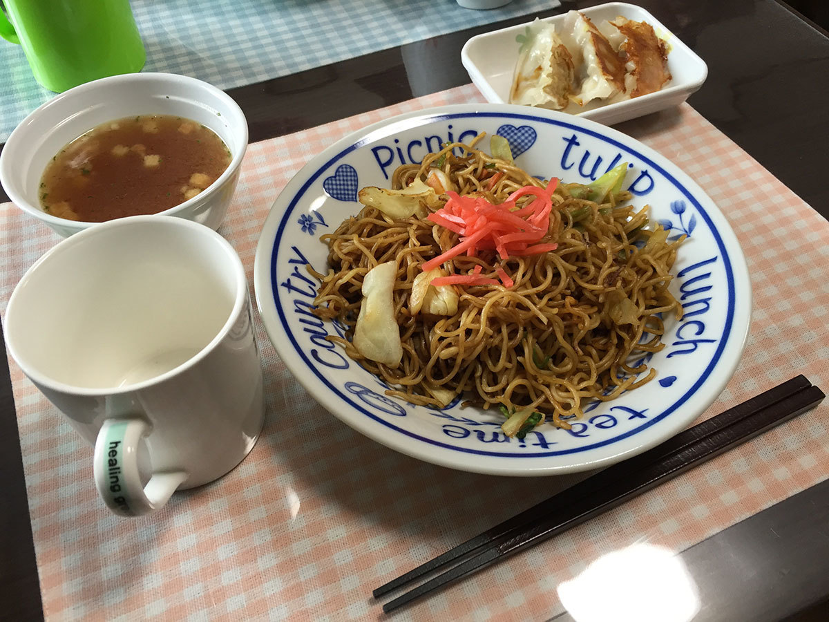 昼 焼きそばと餃子 コンソメスープ 今日の献立