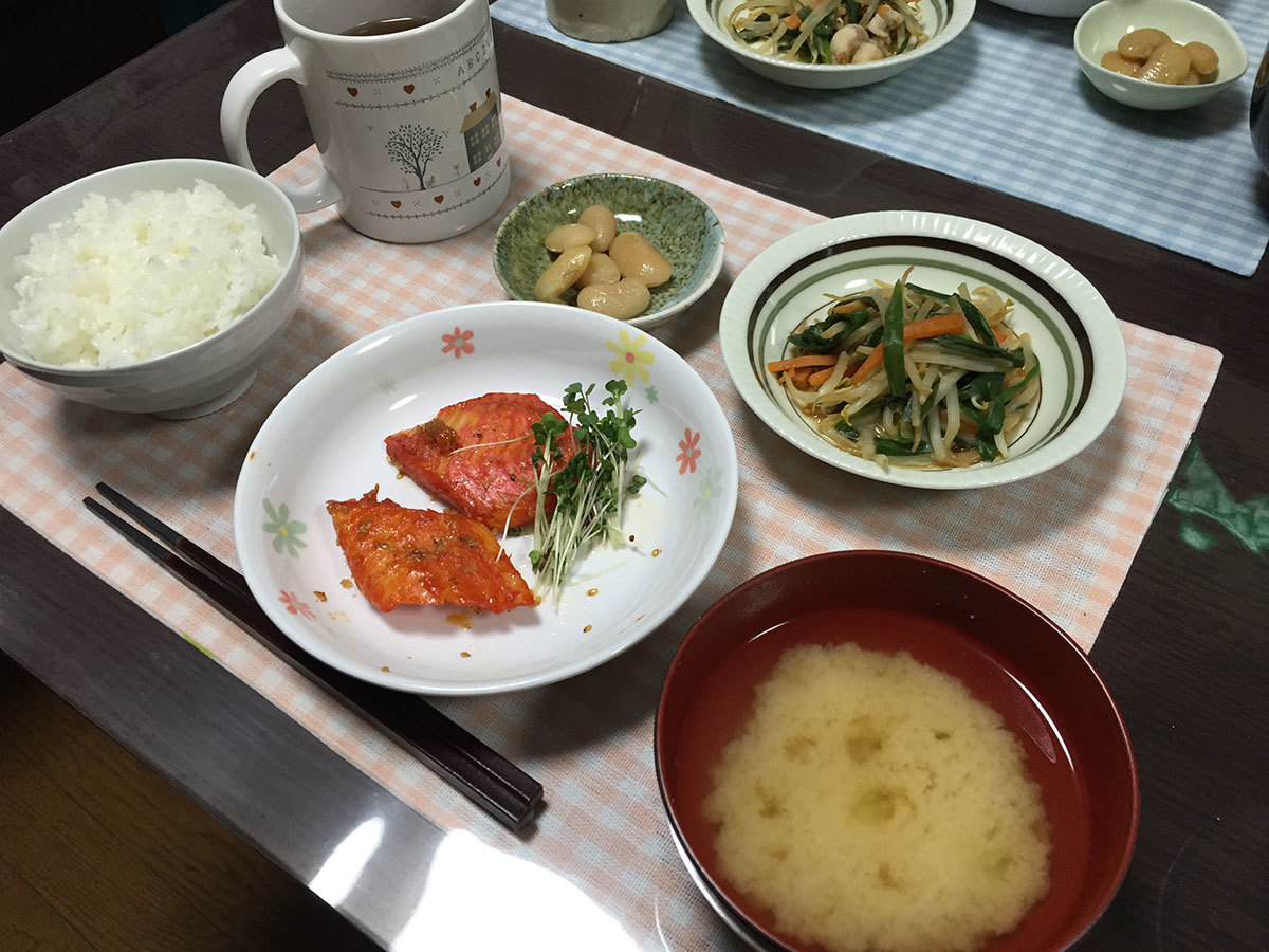 夜 カレイのみりん漬け焼き もやしとニラの炒めもの 味噌汁 今日の献立