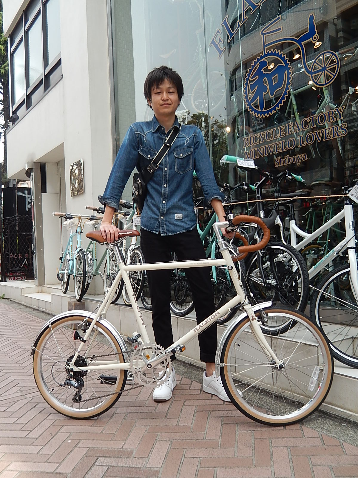 4月10日　渋谷　原宿　の自転車屋　FLAME bike前です_e0188759_1954258.jpg