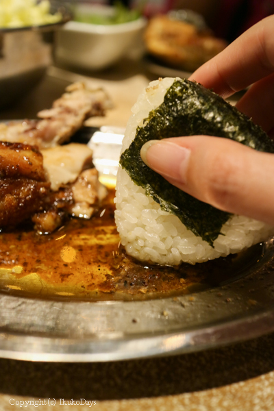 骨付きチキンに齧り付け がブリチキン 下北沢店 Ikukodays