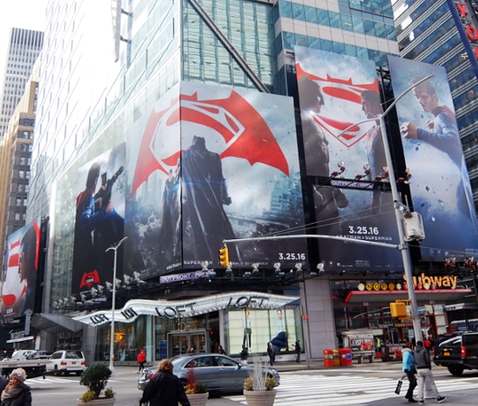 NYの街角で見かけたBatman v Supermanの巨大看板_b0007805_0431449.jpg