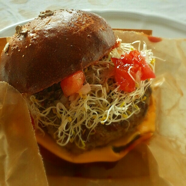 4月10日(日) ハンバーガーとホールウイートセサミ_d0138307_23202067.jpg