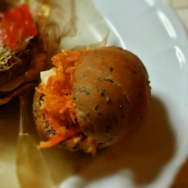 4月10日(日) ハンバーガーとホールウイートセサミ_d0138307_23202377.jpg