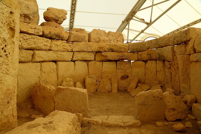 マルタ島の世界遺産、「巨石文化時代の神殿群」は紀元前の３０００年～２４００年に建てられました。_b0291402_08394016.jpg