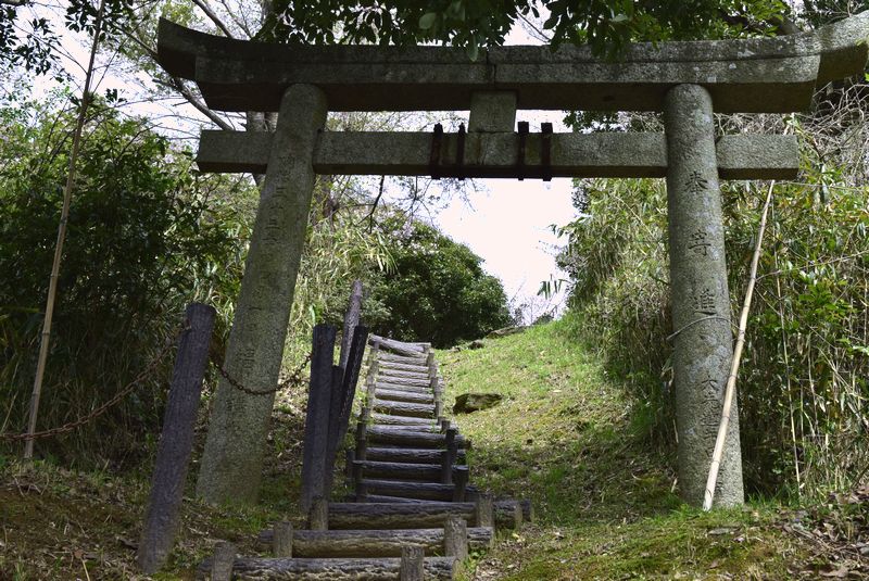 周防若山城の二の丸・三の丸から本丸に_d0061579_17214359.jpg