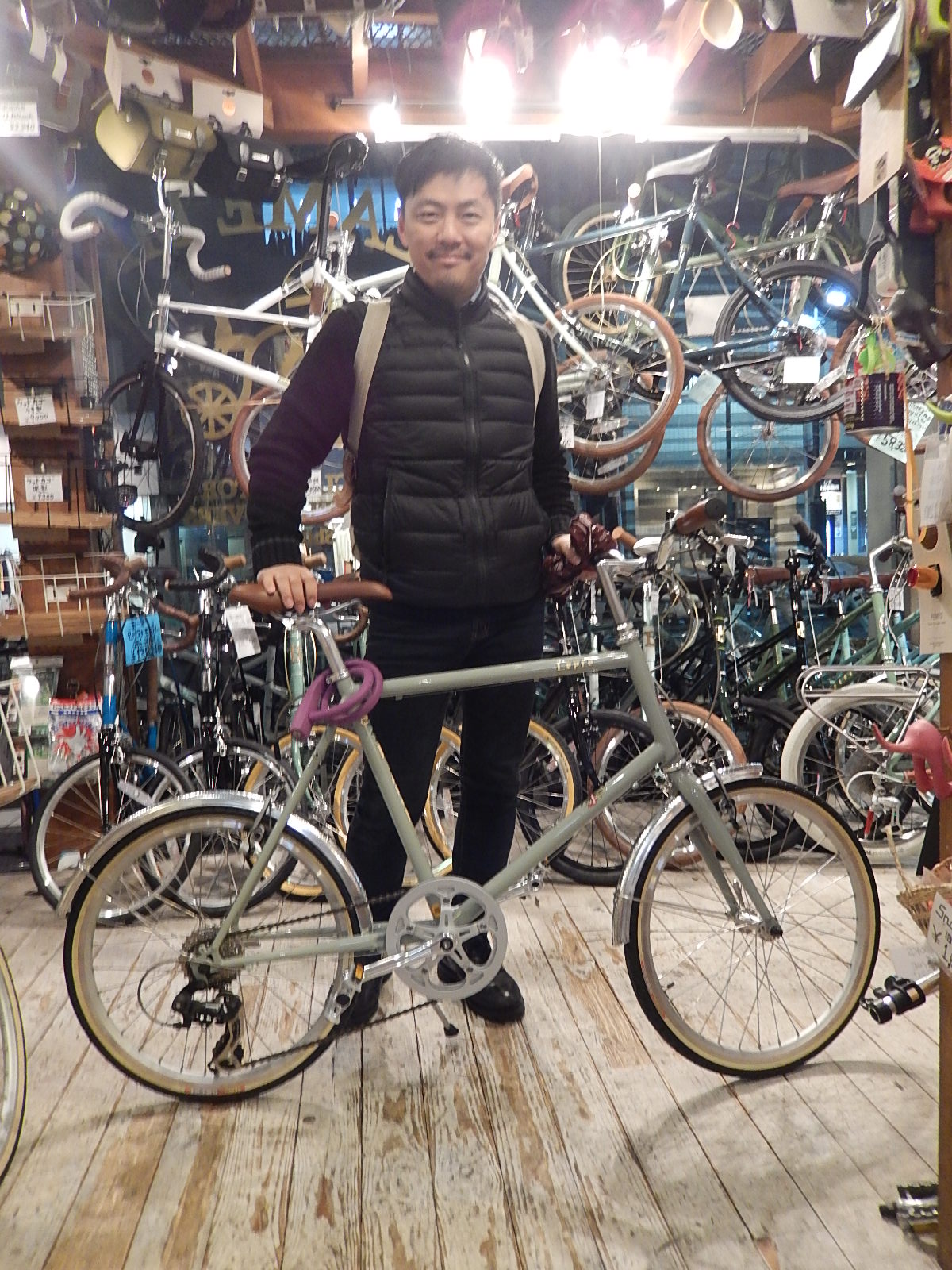 4月13日 渋谷 原宿 の自転車屋 FLAME bike前です_e0188759_1673014.jpg
