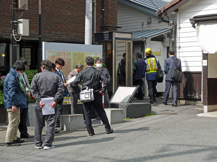 工事車両進入！脅かされる通行の安全：緑の洞門通行禁止_c0014967_8204161.jpg