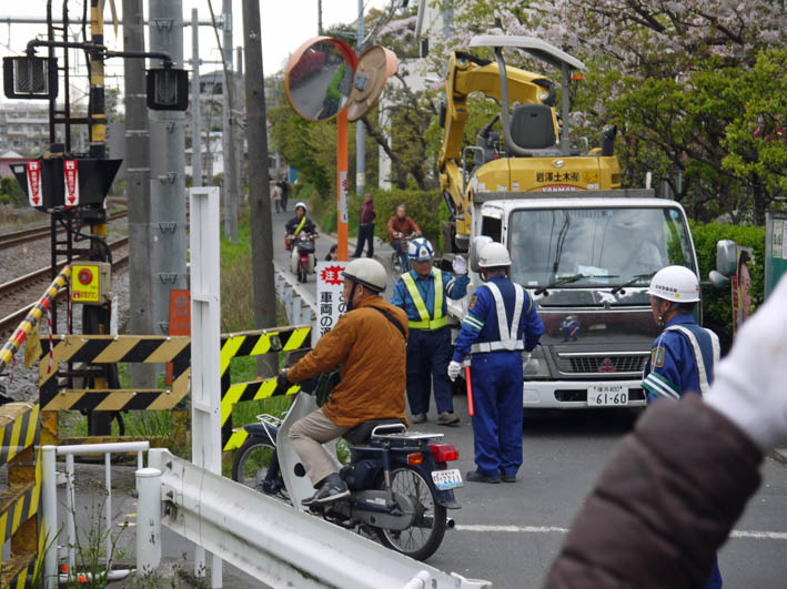 工事車両進入！脅かされる通行の安全：緑の洞門通行禁止_c0014967_820447.jpg