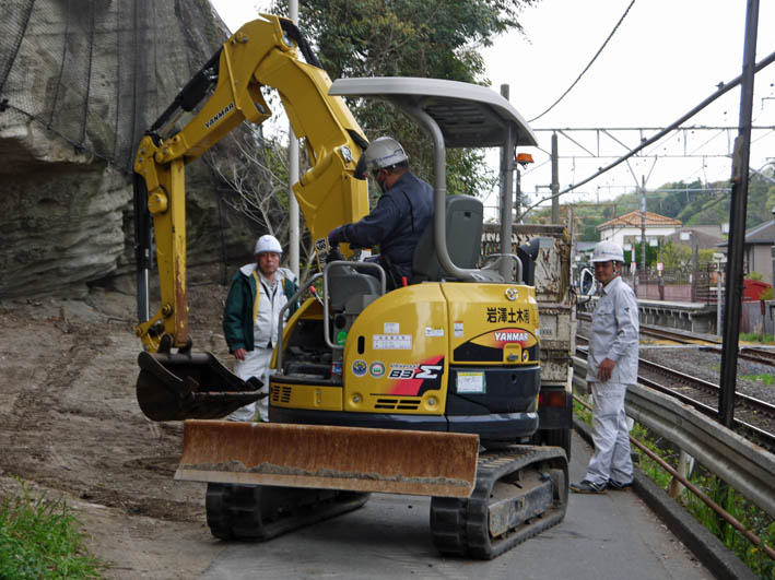 工事車両進入！脅かされる通行の安全：緑の洞門通行禁止_c0014967_8281939.jpg