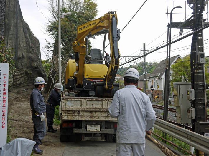 工事車両進入！脅かされる通行の安全：緑の洞門通行禁止_c0014967_8283212.jpg