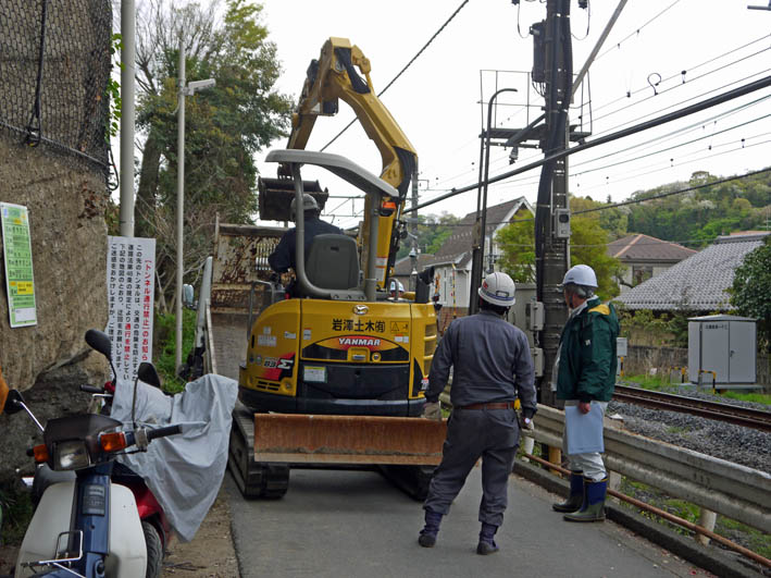 工事車両進入！脅かされる通行の安全：緑の洞門通行禁止_c0014967_828467.jpg